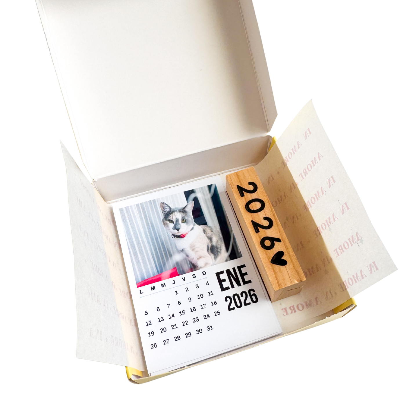 Calendario 2026 con base de madera