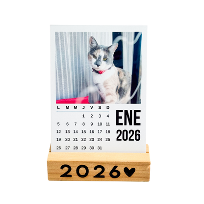 Calendario 2026 con base de madera