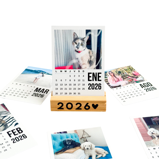 Calendario 2026 con base de madera